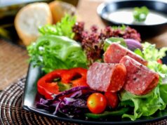 Помидоры и колбаса: простой и вкусный салат