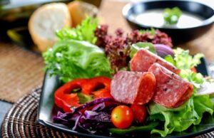 Помидоры и колбаса: простой и вкусный салат