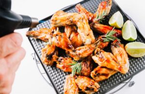 Обжаривание креветок на сковороде