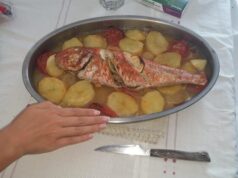 Навага с луком в духовке