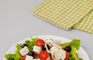 Салат с сыром, ветчиной и помидорами