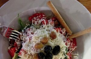 Салат с ветчиной и рисом