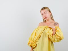 К чему чешется ключица у девушки