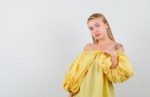 К чему чешется ключица у девушки