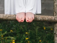 Примета чесания мизинца на левой ноге