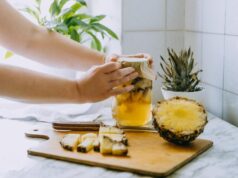 Салат с консервированными ананасами: рецепт