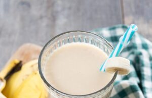 Банановый смузи с молоком в блендере