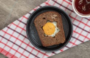 Яичница на хлебе на сковороде