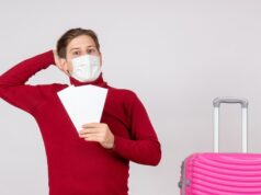 Пассажиры перед полетом на самолете