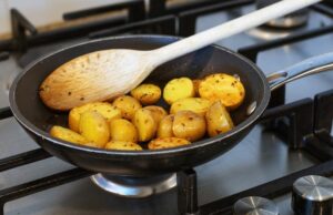 Фарш в картошке на сковороде