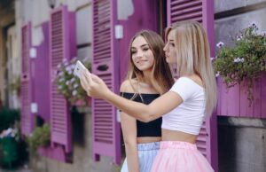 Как подписать фотографию с подругами