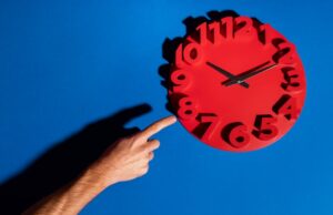 Значение цифр 15:51 на часах