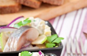 Селедка с луком и уксусом: простой рецепт