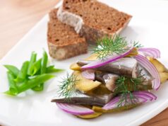 Селедка с уксусом и луком: простой рецепт