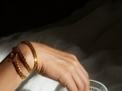 Золотой браслет во сне: символы и толкование