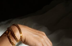 Золотой браслет во сне: символы и толкование