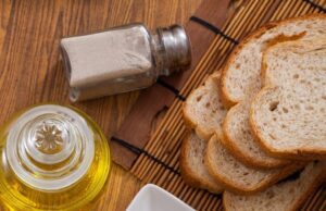 Яичница с хлебом и сыром: простой завтрак для всей семьи