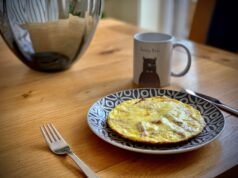 Пышный омлет на молоке на сковороде