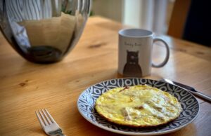 Пышный омлет на молоке на сковороде