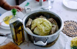 Капуста с мясом в казане: тушим по-вкусно