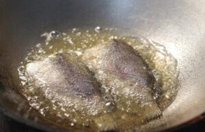 Жарка ледяной рыбы на сковороде