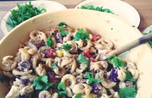 Салат с фасолью, шампиньонами и курицей