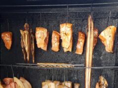 Копчение сома в коптильне горячего копчения