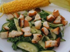 Салат с сухариками: 5 вкусных рецептов