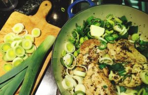 Как приготовить тушеную капусту с куриной грудкой