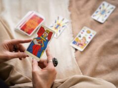 8 жезлов и влюбленные в Таро