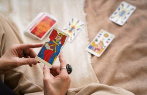 8 жезлов и влюбленные в Таро