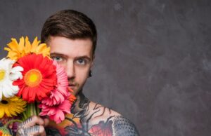 Татуировка розы на шее у мужчины