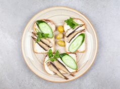 Шпроты с соленым огурцом: быстрая и вкусная закуска