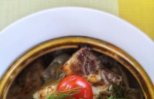 Свинина с луком в подливке