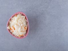 Салат из квашеной капусты с яблоком