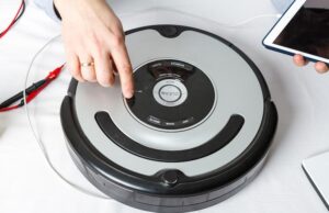 Как снять колесико на роботе-пылесосе