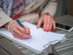 Подпись под с девушкой: искусство или навязчивая идея?