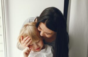 Обнимать ребенка во сне: польза или вред?