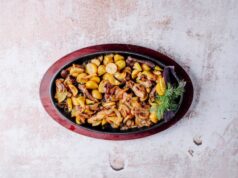 Простой салат с жареными шампиньонами