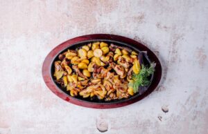 Простой салат с жареными шампиньонами