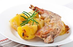 Свинина в духовке с сметанным соусом