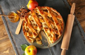 Слоеный пирог с яблоками и корицей
