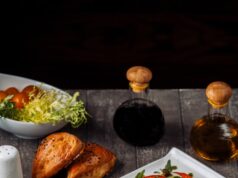 Рыба с помидором и сыром