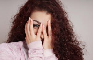 Примета: чешется левый глаз у женщин