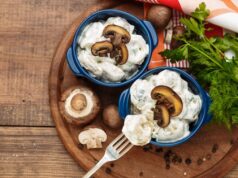 Грибы со сметаной и луком: простой рецепт