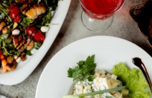 Салат с копченой курочкой: рецепт вкусного блюда