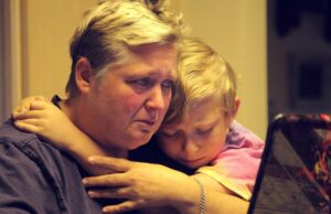 Обниматься с покойным отцом во сне: толкование