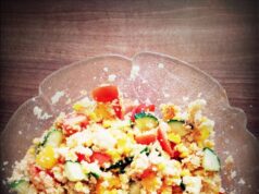 Салат из кукурузы, колбасы и сухариков