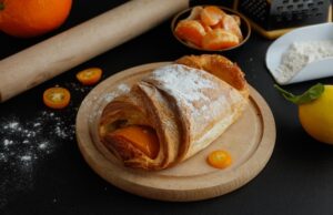 Слоеные дрожжевые плюшки: рецепт и секреты приготовления