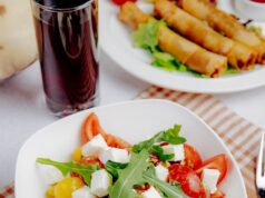 Классический греческий салат с фетаксой